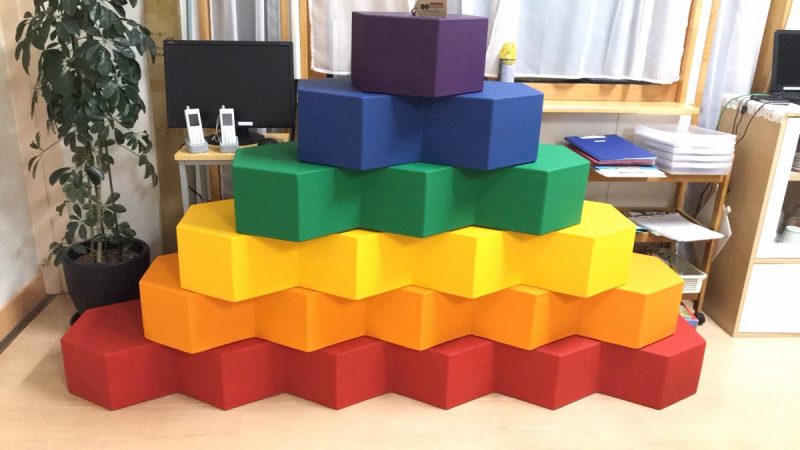 新しい遊具「グランドハニカム」がきたよ！